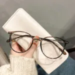 Apakah Berkacamata Bisa Masuk Sekolah Pramugari?
